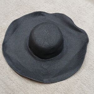 Elegant Black Wide-Brimmed Hat